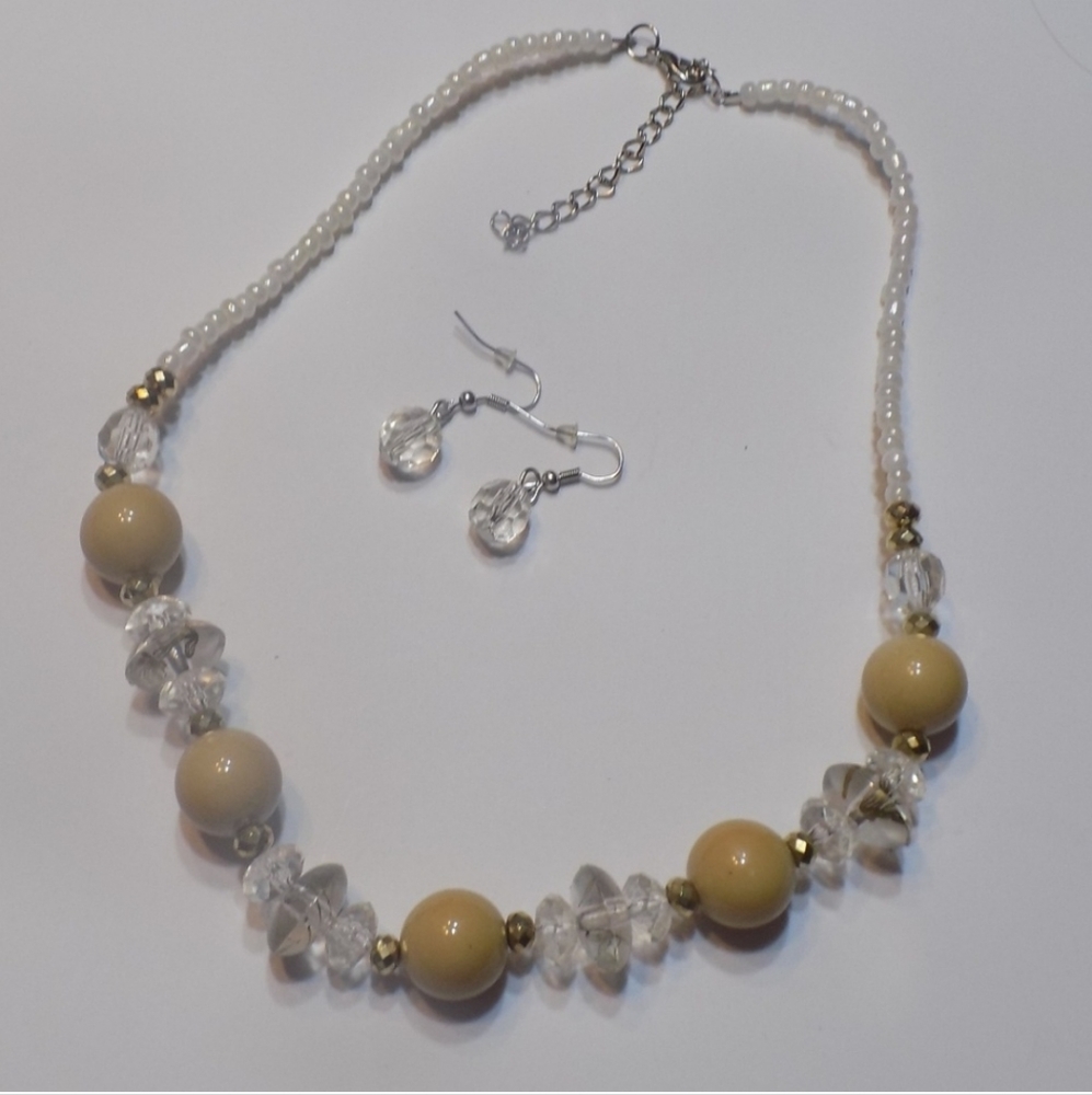 Stunning white and cream necklace and earrings set 17-20"